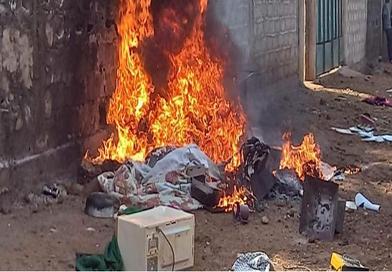 Conakry/Meurtre du petit Hassimiou à Keitayah: la foule en colère incendie le lieu de découverte....