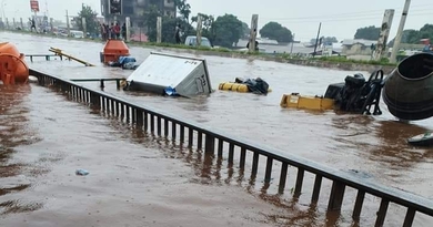 Conakry : L’autoroute Fidel Castro envahie par les eaux (images) Conakry : L’autoroute Fidel Castro envahie par les eaux (images)