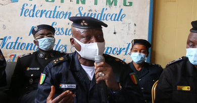 Covid-19 en Guinée : La police dans les gares routières pour sensibiliser chauffeurs et passagers Covid-19 en Guinée : La police dans les gares routières pour sensibiliser chauffeurs et passagers