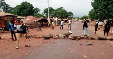 Kolaboui : des jeunes en colère envahissent les rues pour réclamer le courant électrique Kolaboui : des jeunes en colère envahissent les rues pour réclamer le courant électrique