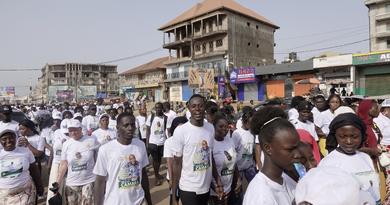 Lambandji en démonstration de force : Mamadi Camara et Doussou Mensaré galvanisent les foules lors d’un carnaval géant, entre engagement citoyen et appels à la paix