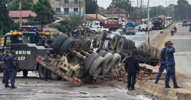 Manéah : une remorque renversée sur un pont provoque un important bouchon vers Conakry