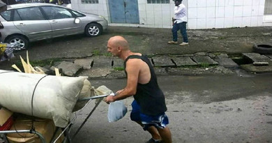 Ruiné par une camerounaise, un français est devenu pousseur à Douala Ruiné par une camerounaise, un français est devenu pousseur à Douala