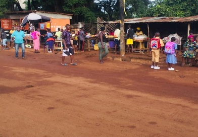 Les élèves guinéens reprennent le chemin de l’école à compte goûte...
