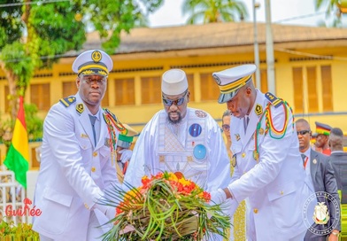 Célébration du 66e Anniversaire de l’indépendance : Le Président de la République, Son Excellence le Général Mamadi Doumbouya, procède au dépôt d’une gerbe de fleurs à la Place des Martyrs....