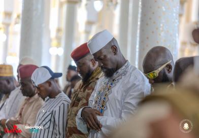 Grande Mosquée Fayçal : le Président Mamadi Doumbouya partage la prière du vendredi avec les fidèles...