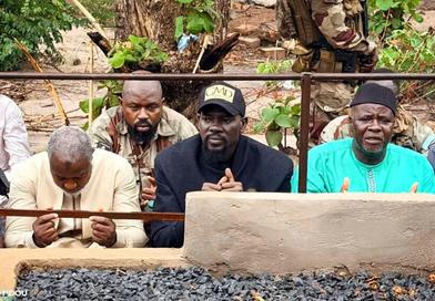 Kankan : Président Mamadi Doumbouya se recueille sur la tombe de son défunt père avant la Tabaski...