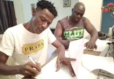 Pour la gestion de sa carrière musicale, Fodé Baro signe un contrat avec Fatu Dukurey Prod...