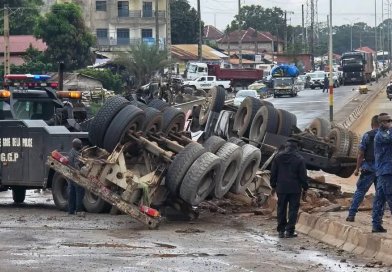 Manéah : une remorque renversée sur un pont provoque un important bouchon vers Conakry...
