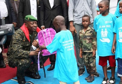 Education : Le colonel Mamadi Doumbouya offre des kits scolaires aux enfants orphelins et porteurs d'handicap !...