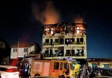 Conakry/Yattaya-Fossidet : un violent incendie ravage cinq appartements, des heurts signalés après l’arrivée des forces de l’ordre....