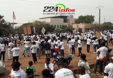 Sit-in : le Mouvement Libérez le couple Touré devant l’ambassade des Etats Unis en Guinée....