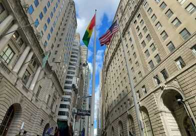 La montée du drapeau de la république de Guinée sur WALL STREET NEW YORK CITY...