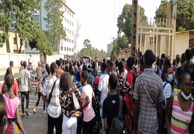 Conakry : En manque de tout, les étudiants des différentes facultés de sciences de Gamal prennent les rues d’assaut....