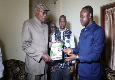 Guéckédou : le projet Fêter Autrement renforce l’éducation. Plus de 150 pharmaceutique lunettes offertes aux enseignants....