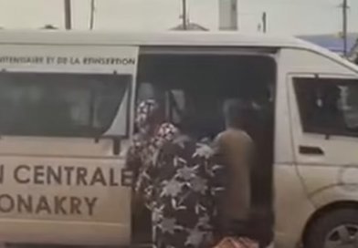 Guinée : un brigadier pénitentiaire suspendu pour avoir transporté des civils dans un véhicule réservé aux détenus...