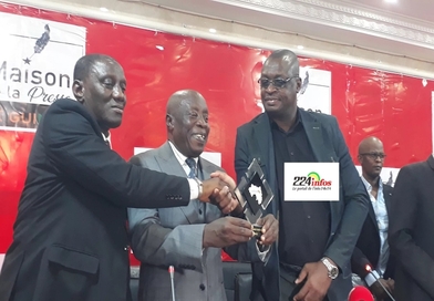 Personnalité de l’année par Guinéenews : Toumba rafle le premier prix «nous allons le célébrer à la maison centrale » s’est réjoui maître Paul Yomba au nom de son client....