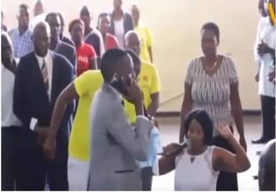 Zimbabwé: En plein culte, un pasteur contacte Dieu au téléphone (vidéo)...