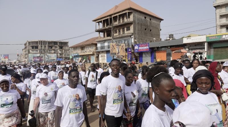 Lambandji en démonstration de force : Mamadi Camara et Doussou Mensaré galvanisent les foules lors d’un carnaval géant, entre engagement citoyen et appels à la paix