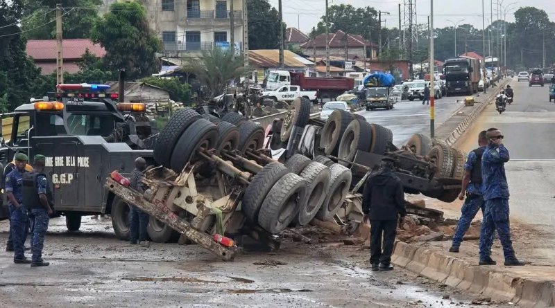 Manéah : une remorque renversée sur un pont provoque un important bouchon vers Conakry