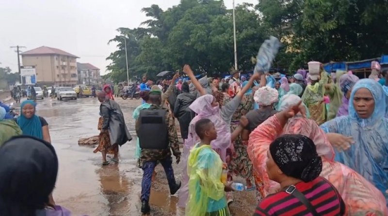 Enco-5 : les étalagistes dénoncent le coût du recasement et sollicitent l’intervention de Doumbouya Enco-5 : les étalagistes dénoncent le coût du recasement et sollicitent l’intervention de Doumbouya
