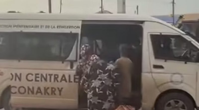 Guinée : un brigadier pénitentiaire suspendu pour avoir transporté des civils dans un véhicule réservé aux détenus