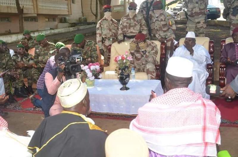 Colonel Mamady Doumbouya se recueille sur la tombe des anciens Présidents