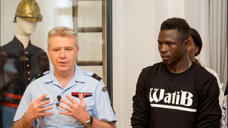 Mamadou Gassama de la galère au sapeurs-pompiers