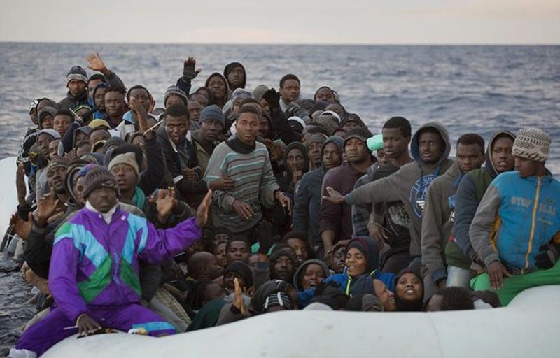 maroc-marine-tire sur embarcation de migrants