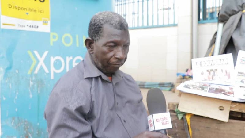 Mamadou Kolon Barry vendeur de journaux